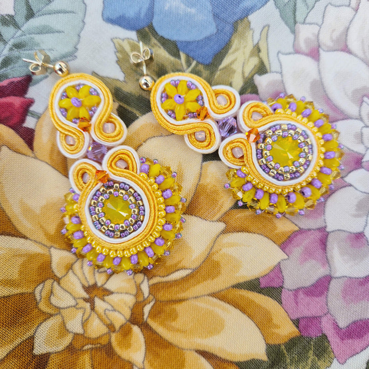 Detailaufnahme Soutache-Ohrringe Gelb und Violett, Swarovski-Kristalle und Duo-Perlen