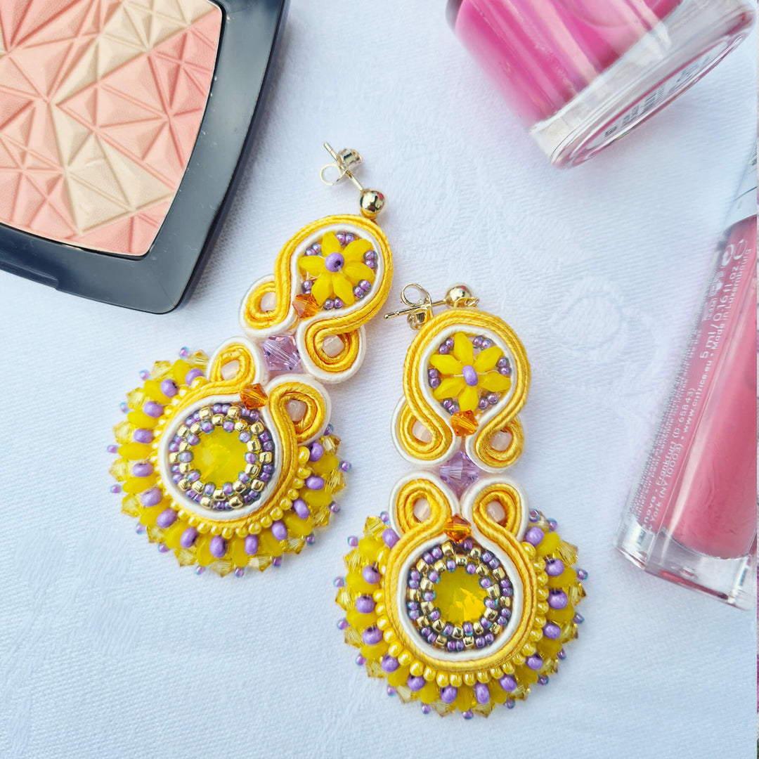 Detailaufnahme Soutache-Ohrringe Gelb und Violett, Swarovski-Kristalle und Duo-Perlen