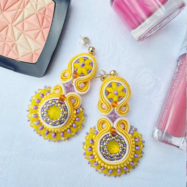 Detailaufnahme Soutache-Ohrringe Gelb und Violett, Swarovski-Kristalle und Duo-Perlen