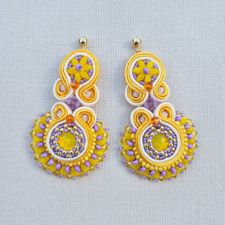 Soutache-Ohrringe Gelb und Violett mit Swarovski-Kristallen, vergoldet – Perlotte Schmuck