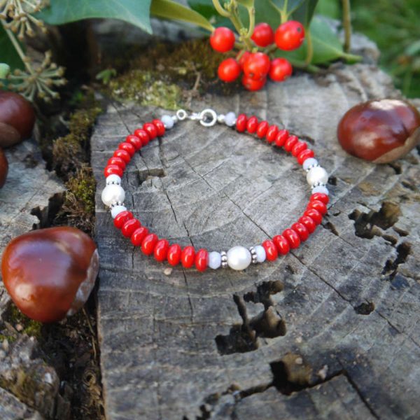Armband mit roter Koralle, Chalzedon und Perlen