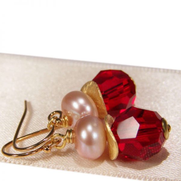 Ohrhänger mit Perle und Kristall in Dunkelrot - Variante in Silber vergoldet