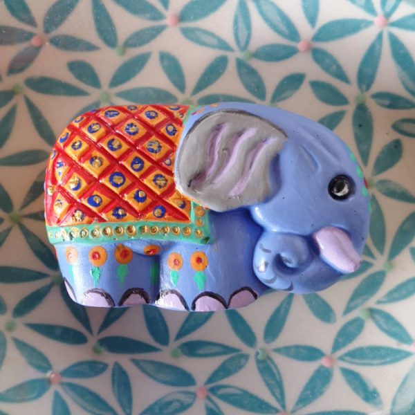 Kleiner Elefant von Hand bemalt - hellblau-orange - E01