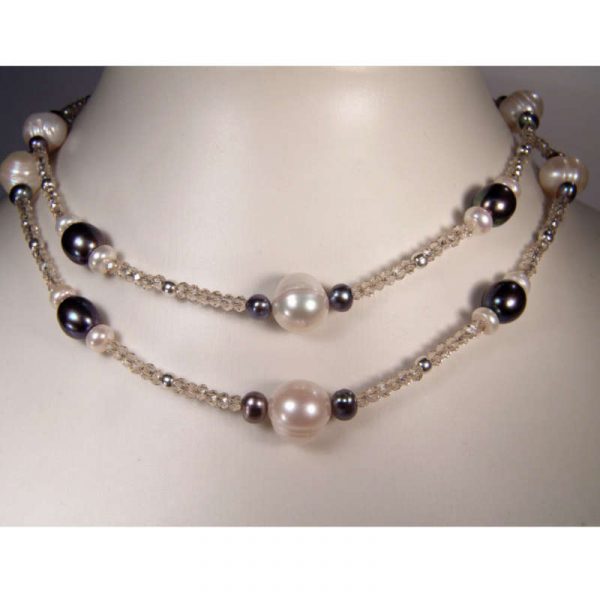 Longkette mit schwarzen und weißen Perlen