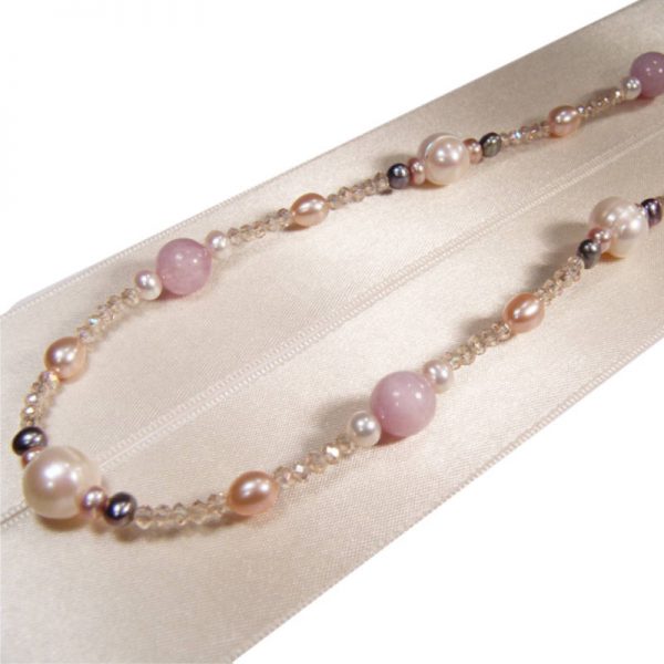 Longkette mit Perlen und rosa Kunzit