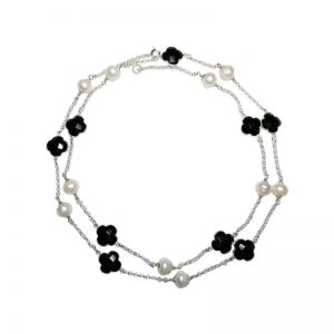 Longkette mit schwarzen Kleeblättern und Perlen