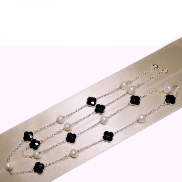 Longkette mit schwarzen Kleeblättern und Perlen