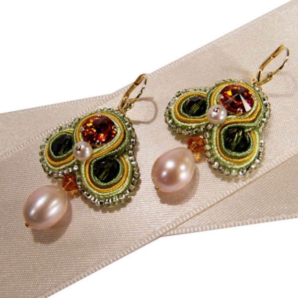 Grüne Soutache-Ohrringe mit Perle