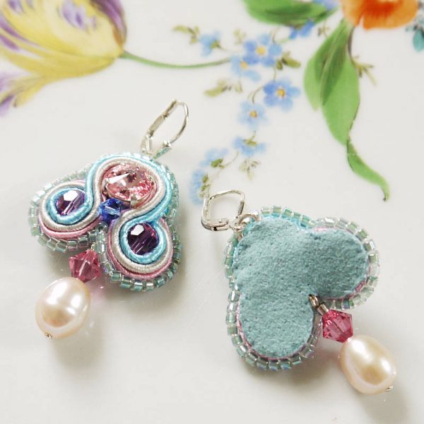 Rosa Soutache-Ohrringe mit Perle