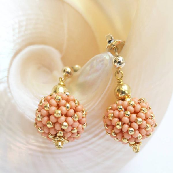Kleine Perlenkugeln-Ohrringe in Koralle-Gold