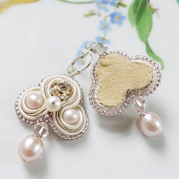 Soutache-Ohrringe mit Perlen