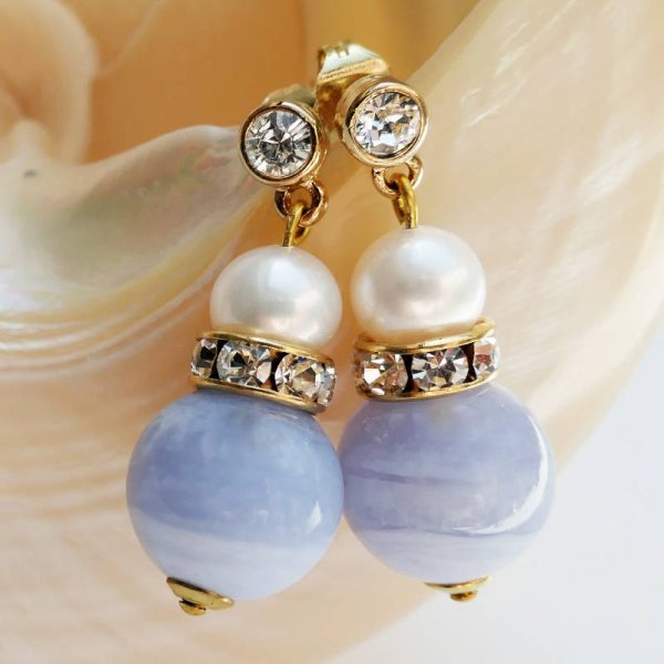 Edelsteinohrring mit hellblauem Chalzedon und weißer Perle