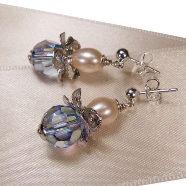 Blütenohrringe mit hellblauem Kristall und Perle