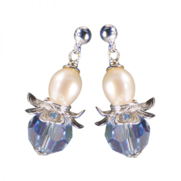 Ohrring in Blütenform mit hellblauem Kristall und Perle