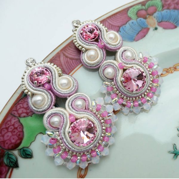Rosa Soutache Ohrringe mit Perlen