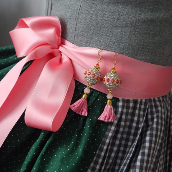 Rocailles-Ohrhänger mit Quaste in Pink