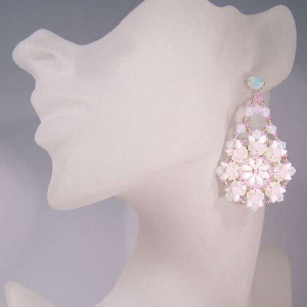 Festival-Ohrringe mit Rocailles in Pastell-Rosa und Weiß