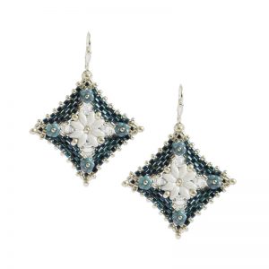 Peyote-Ohrringe in Dunkleblau-Silber mit weißen Blüten | Perlotte Schmuck