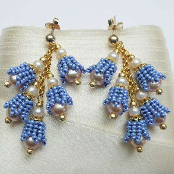 Ohrringe mit blauen Rocaillesperlen in Glockenblumen-Form