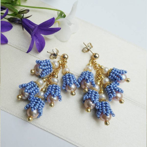 Ohrringe mit blauen Rocaillesperlen in Glockenblumen-Form