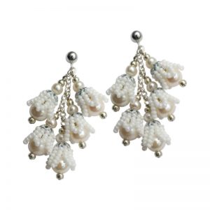 Ohrringe mit weißen Perlen in Blüten-Form