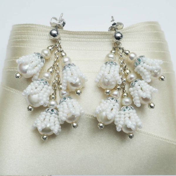 Ohrringe mit weißen Perlen in Blüten-Form