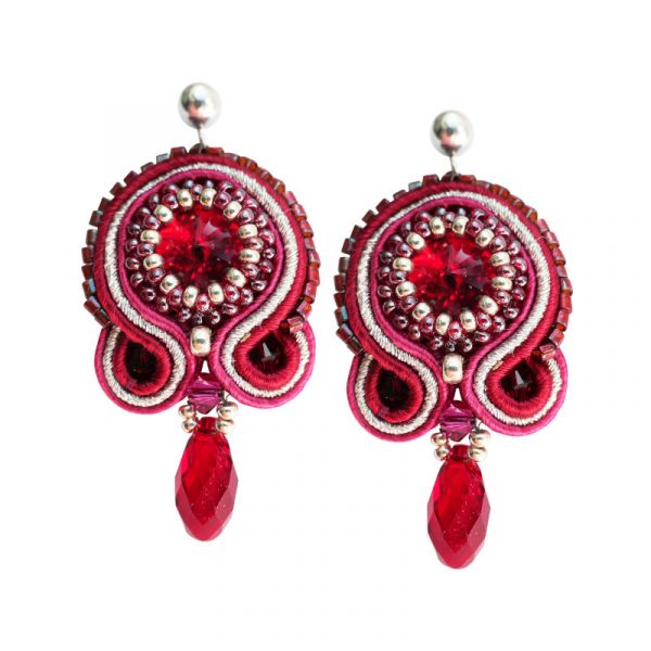 Soutache-Ohrringe in Rot-Silber mit Kristalltropfen