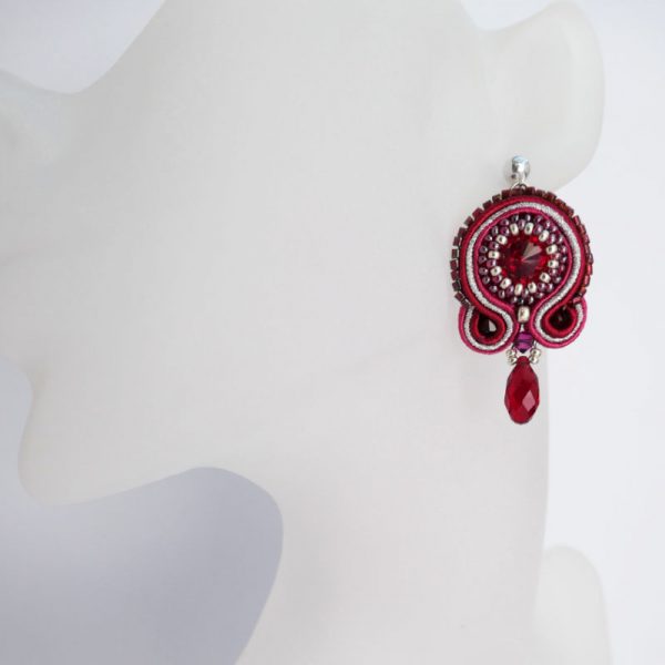 Soutache-Ohrringe in Rot-Silber mit Kristalltropfen