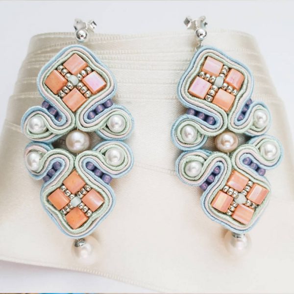 Soutache-Ohrringe in Pastellfarben mit Perlen