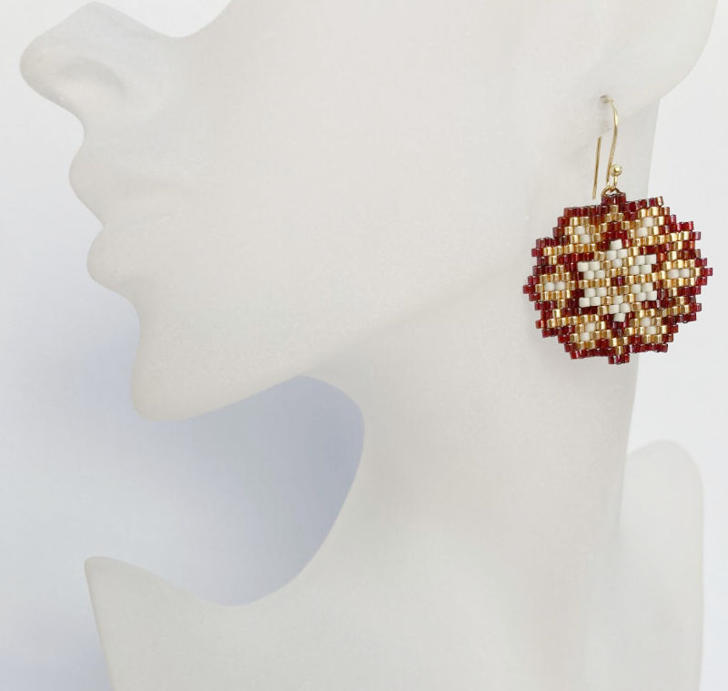 Ohrringe in Sternform aus Rocaillesperlen Rot-Gold