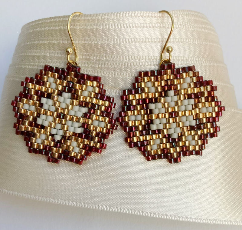 Ohrringe in Sternform aus Rocaillesperlen Rot-Gold