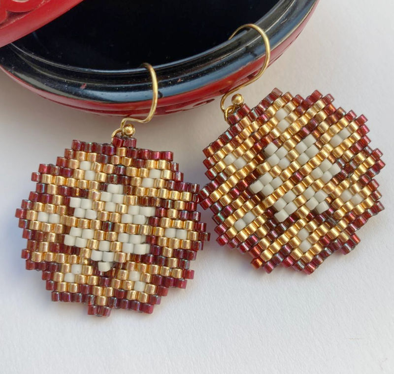 Ohrringe in Sternform aus Rocaillesperlen Rot-Gold