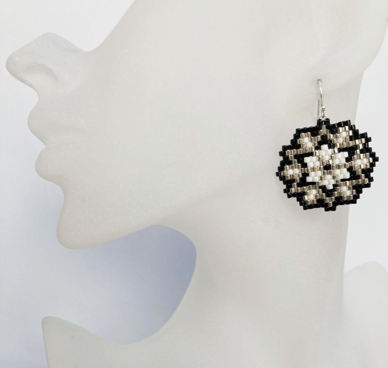 Ohrringe in Sternform aus Rocaillesperlen in schwarz