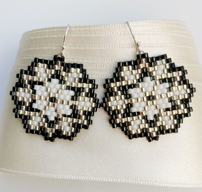 Ohrringe in Sternform aus Rocaillesperlen in schwarz