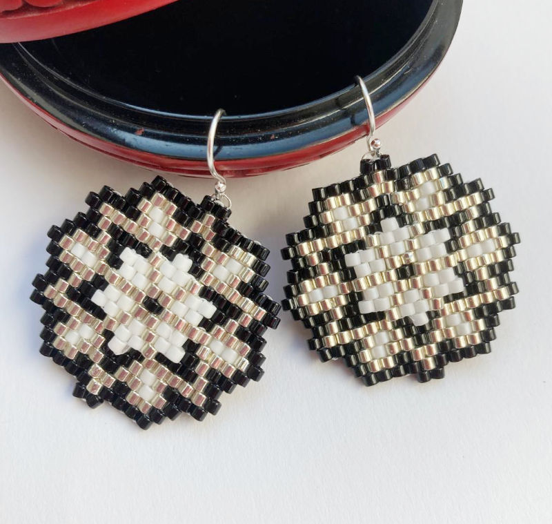 Ohrringe in Sternform aus Rocaillesperlen in schwarz