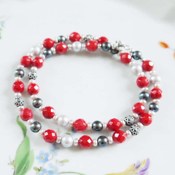 Kette mit roter Koralle, schwarzen Perlen und Silber