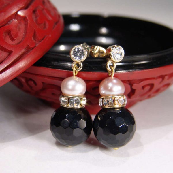Elegante Ohrringe mit Onyx und Perle