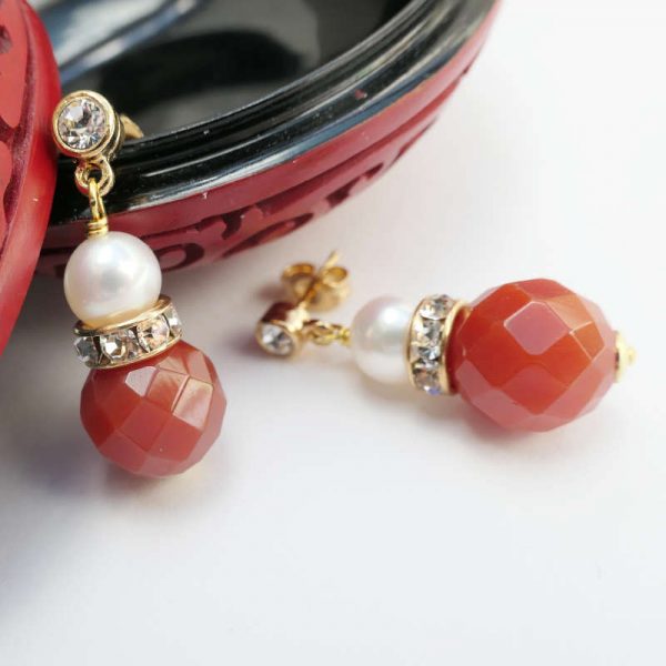 Elegante Ohrringe mit Karneol und Perle