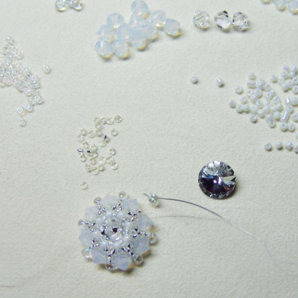 Rocailles-Ohrringe mit Perlen