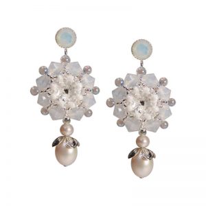 Rocailles-Ohrring mit Perlen in Blütenform in Weiß-Silber